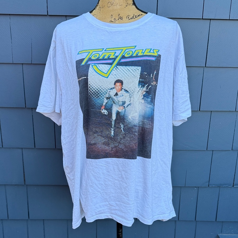 Graphic Tee in White Tom Jones 2XL classic shirt top